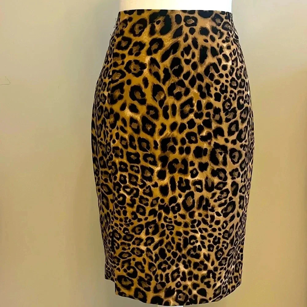 ⭐️WHBM leopard‎ skirt sz 2